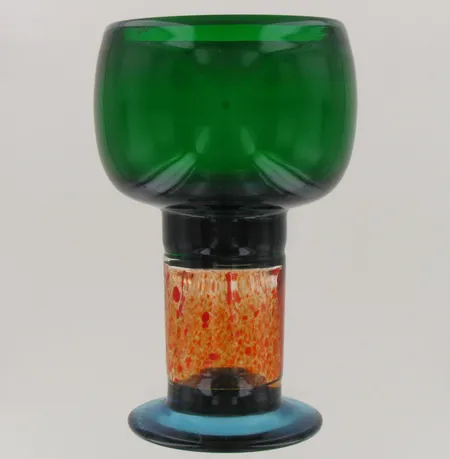 Lasipokaali Arabia, signeeraus Kaj Franck Nuutajärvi, monivärinen, pohjassa keskellä lohkeama (20mm), korkeus 150mm, 1970-luvulta. Ota yhteys panttilainaamoon kuljetusmaksusta sopimiseksi.