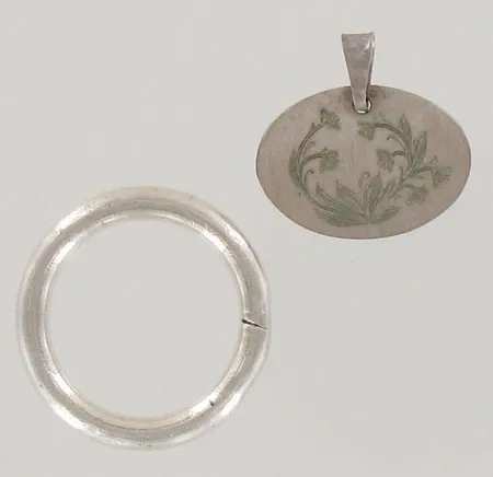 Sileä sormus ja riipus, riipus kaiverrettu, sormuksen koko 16½, riipuksen korkeus 18mm, 830-925, paino 6,0g