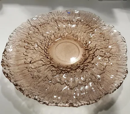 Lasimalja Riihimäen Lasi, Ultra Roosa, Pertti Kallioinen 1985, Ø 37cm. Lähetetään postipakettina.
