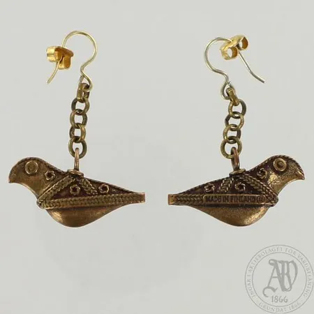 Korvakorut Kalevala Koru, Hattulan lintu, korkeus 43mm, taustat metallia, pronssi