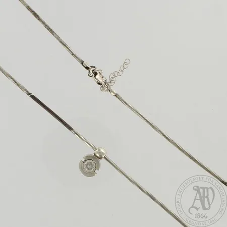 Kiviriipus ja käärmekaulaketju, riipuksen korkeus 15mm, ketjun pituus 71cm, 925br, paino 21,6g 