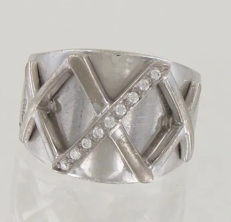 Timanttisormus, 9xn.0.01ct, koko 18¾, design Efva Attling, 750 valkokulta, paino 25,0g
