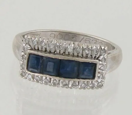 Sinisafiirisormus timanteilla 26xn.0.005ct, kaiverrettu, koko 18½, 333 valkokulta, paino 5,8g