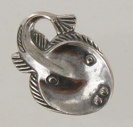 Rintaneula Kalevala Koru, leveys 38mm, vuodelta 1996, 925, paino 13,6g 