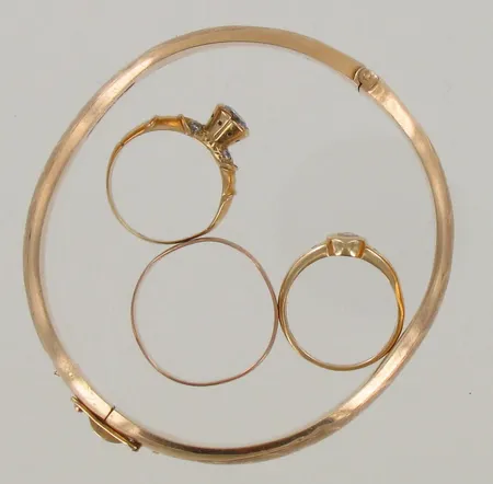 Viallisia koruja, yhdessä timantti 1xn.0.12ct, 585br, paino 20,3g