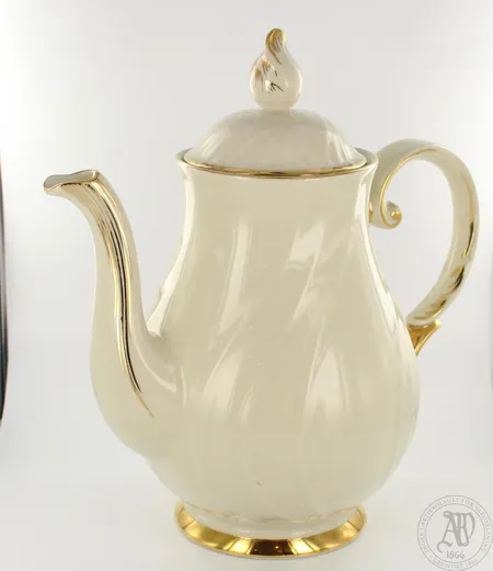 Kahvikannu Arabia, Kultakoriste, Malli Svea Granlund, koriste Olga Osol, Vuosi, 1948-1992, Korkeus 23 cm ja halkaisija 12 cm. Lähetetään postipakettina.