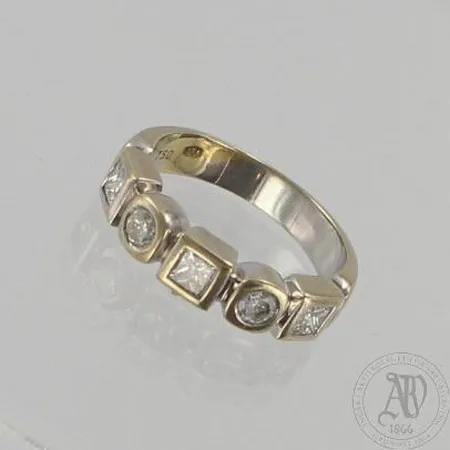 Timanttisormus 2xn.0.15ct ja 3xn.0.30ct princess-hiontainen, koko 17, 750 valkokulta, paino 5,7g 