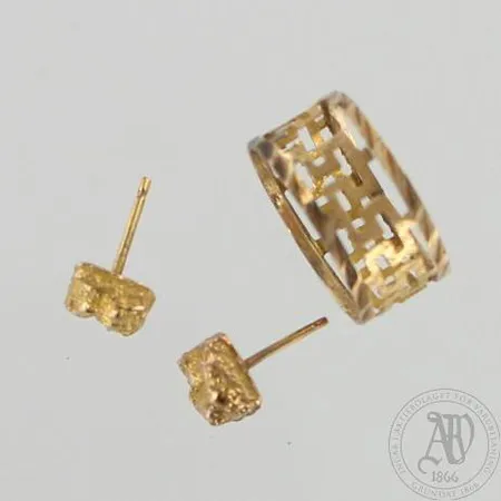 Korvakorut ja sormus, ilman taustoja, leveys 7mm, 585, sormus kullattu, paino 0,9g ja 0,9g   
