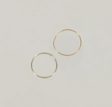 Viallisia sormuksia, 750, paino 4,3g