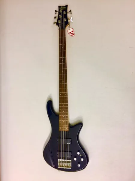 Sähköbasso Schecter Diamond Series Deluxe-5, 5-kielinen, ruusupuuotelauta, vaahterakaula 6 pultilla, 24 jumbonauhaa, 35 scale, aktiivimikrofonit, Vol/Blend w/ Active 2-Band EQ, etumikrofoni ei toimi (vaatii tarkastuksen), pehmeä laukku.