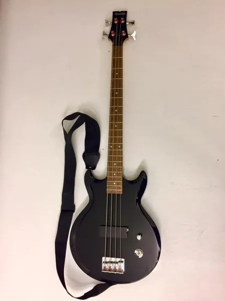 Sähköbasso Ibanez GAXB 150, short scale, volume, 3-asentoinen tone, hihna, pehmeä laukku