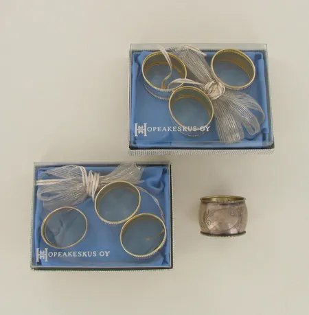 Seitsemän servettirengasta, kuudessa kaiverrus, 813-830, paino 114,0g