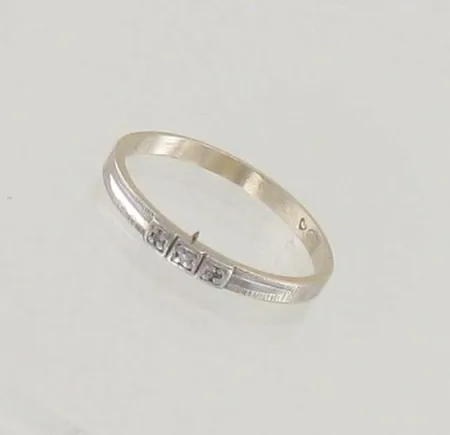 Timanttisormus 3xn.0.005ct, kaiverrettu, koko 19, 750 kelta- ja valkokulta, paino 1,8g