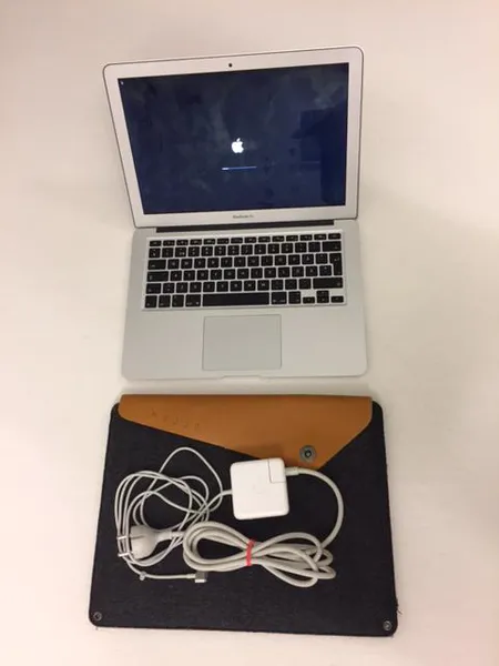 Kannettava tietokone Macbook Air A1466, 13,3", sarjanumero C17LTLYHF5V7, laturi, virtajohto, säilytyskotelo Mujjo