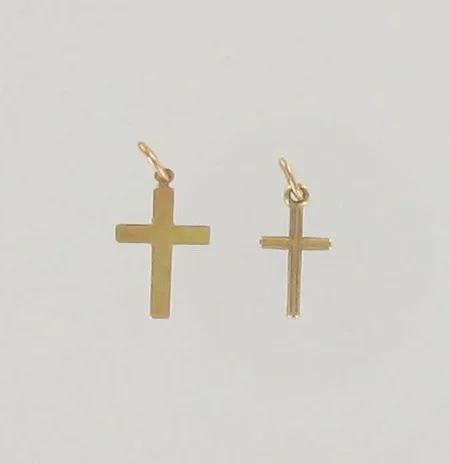 Kaksi ristiriipusta, korkeudet 18 ja 20mm, 585, paino 0,7g