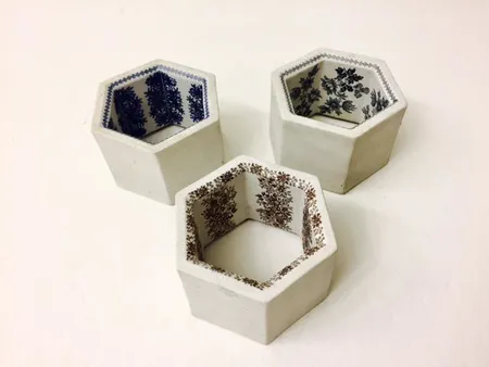 Kolme kappaletta Hexagon-tiilejä Arabia, design Rut Bryk, kivitavara, kukkaiskoristelu, 1950-luvun loppu, korkeus 80mm ja halkaisija 130mm, yhdessä kaksi pientä reuna vauriota. Ota yhteys panttilainaamoon kuljetusmaksusta sopimiseksi.