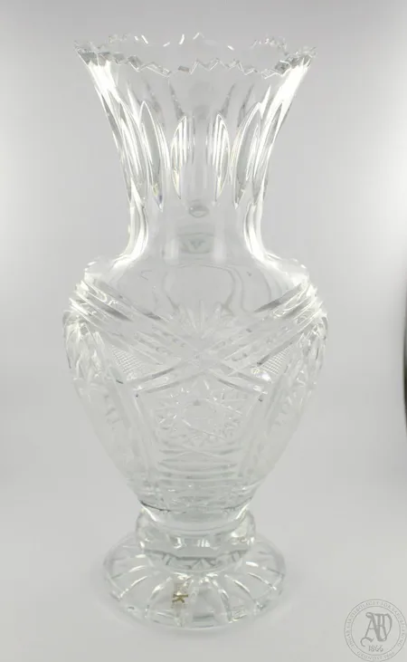Kristallimaljakko, handcut Pbo 24% lead crystal, made in Romania, pieni lohkeama yläkulmassa, korkeus 26cm Lähetetään postipakettina.