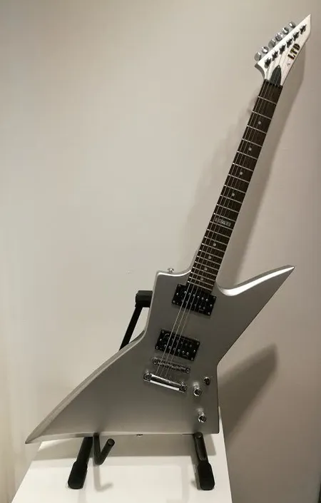 Sähkökitara ESP LTD EX-50, Metallic Silver, sarjanumero L0813033, pientä käytön jälkeä, Made in China, pehmeä kantolaukku. Nouto ainoastaan myymälästä.