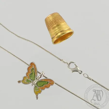 Kaulaketju riipuksella ja sormustin, riipuksen korkeus 20mm, ketjun pituus 41cm, metallia
