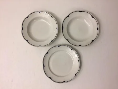 Kaksi syvää ruokalautasta ja yksi matala ruokalautanen Arabia, Pekka, Ø 240mm, piippuleima, valmistusaika vuodet 1934-56. Ota yhteys panttilainaamoon kuljetusmaksusta sopimiseksi.
