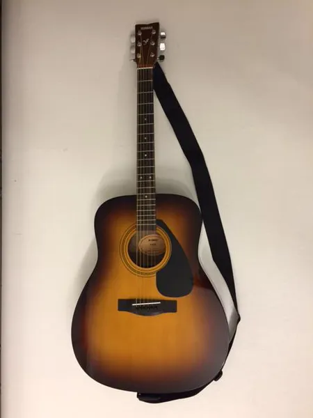 Akustinen teräskielinen kitara Yamaha F310, kuusikansi, ruusupuuotelauta, 63,4 cm skaala, sarjanumero HMP164682, hihna, pehmeä laukku. Nouto ainoastaan myymälästä.