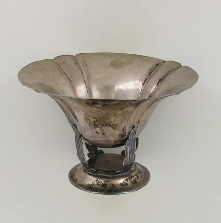 Kulho, kaiverrettu, korkeus 100mm, vuodelta 1937, 813, paino 182,5g 