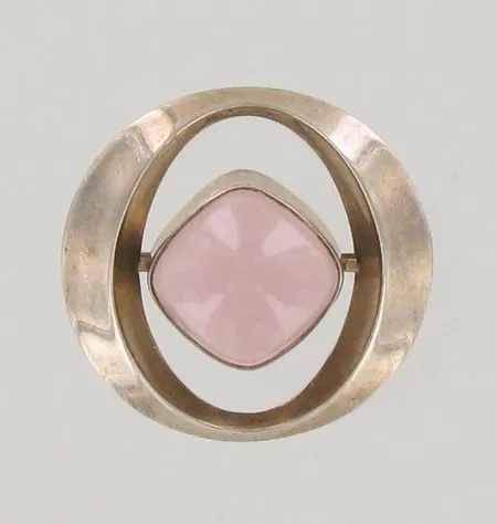 Kivirintakoru riipuslenkeillä, Ø 41mm, tekijänleima Granit & Co, vuodelta 1962, 813br, paino 14,0g 