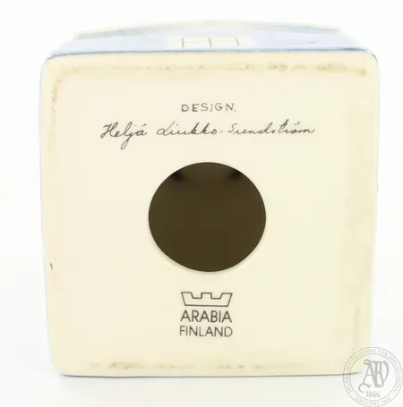 Kynttilänjalka Arabia, Sininen talo, Design Heljä Liukko-Sundström, korkeus 10 cm, leveys 7x7cm. Lähetetään postipakettina.