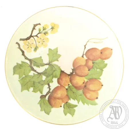 Arabia seinälautanen, Kukkiva hedelmätarha sarja nro. 4, Suomen Kanteletar, Karviaismarja, Design Paula Immonen, Ø 19,5 cm, kultaus hieman kulunut. Lähetetään postipakettina.