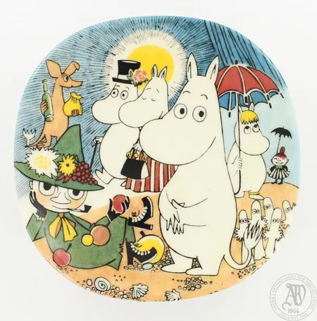Seinälautanen Arabia muumi, Sunnuntaikävely, Koriste Tove Jansson ja Tove Slotte-Elevant, kiinnitysnaru puuttuu, Ø 12cm,  vuosi, 1999-2005. Lähetetään postipakettina.