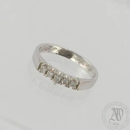 Timanttisormus 5xn.0.03ct, kaiverrettu, koko 16½, 750 valkokulta, paino 3,0g 