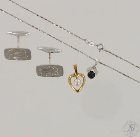Kaulaketju, pituus 41,5cm, kalvosinnapit kaiverretut, kaksi riipusta, 925br, paino 11,2g