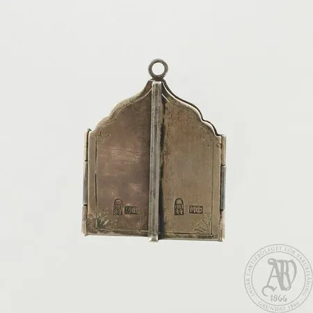 Emaloitu riipus, korkeus 48mm, leimoilla 1881 84, 875, paino 30,8g