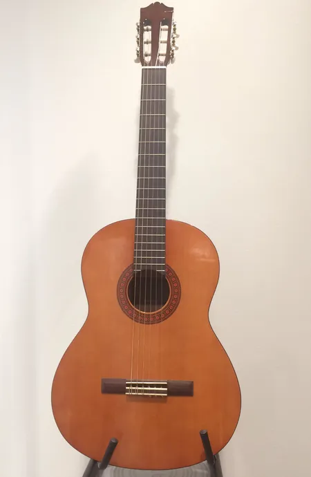 Akustinen kitara, Yamaha C40, pehmeä kantokassi.  Ota yhteys panttilainaamoon kuljetusmaksusta sopimiseksi.