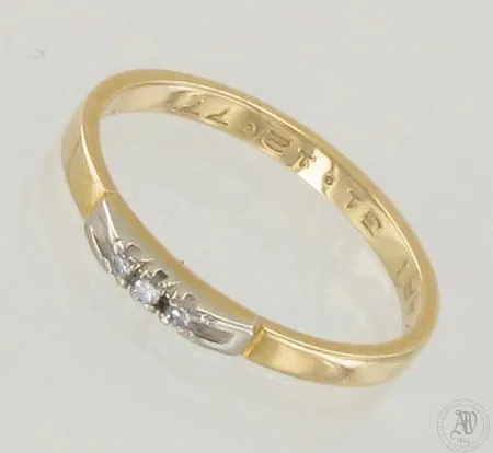 Timanttisormus 3xn.0.01ct, kaiverrettu, koko 17, 750 kelta- ja valkokulta, paino 2,1g