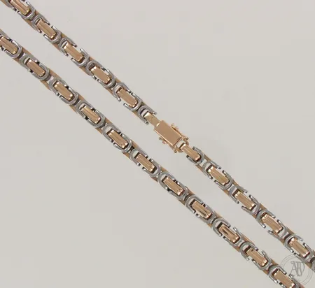 Kaulaketju, pituus 69cm, leveys 8mm, 585br (ketjun lenkkien väliin on jäänyt muutama puhdistuskuula) kelta- ja valkokulta, paino 251,3g 