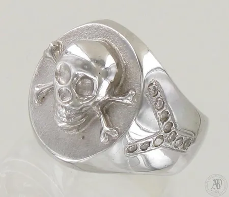 Pääkallo-sormus timanteilla 10xn.0.02ct, kaiverrettu, koko 19¾, 585 valkokulta, paino 26,6g