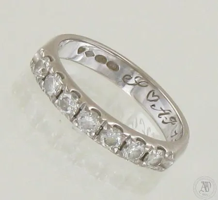 Timanttisormus 7xn.0.06ct, kaiverrettu, koko 15½, tekijäleima A.Tillander, 750 valkokulta, paino 3,0g