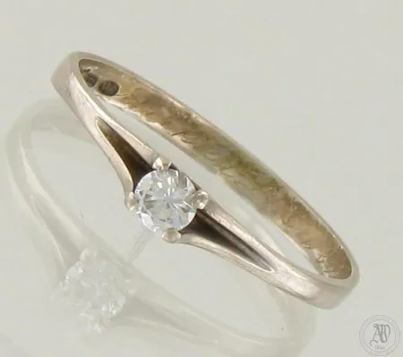 Timanttisormus 1xn.0.16ct, kaiverrettu, koko 19, 750 valkokulta, paino 1,7g