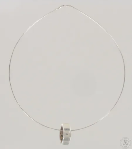 Kaulakoru riipuksella Loru, ketjun pituus 41cm, riipuksen korkeus 25mm, 925, paino 8,3g