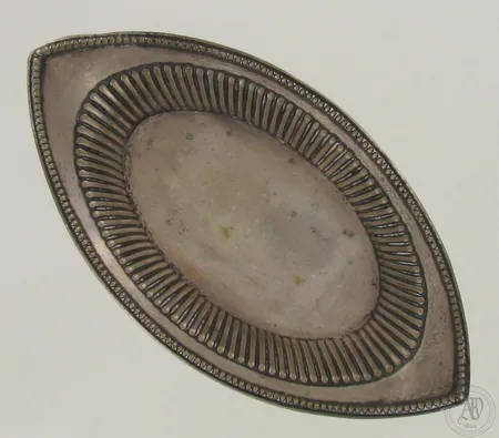 Hopeakulho, mitat 160x80x20mm, reunassa kolhuja, 800, paino 41,8g