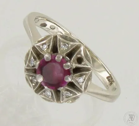 Viallinen kivisormus timanteilla 7xn.0.005ct, yksi timantti puuttuu, koko 16¼, 585br valkokulta, paino 3,8g