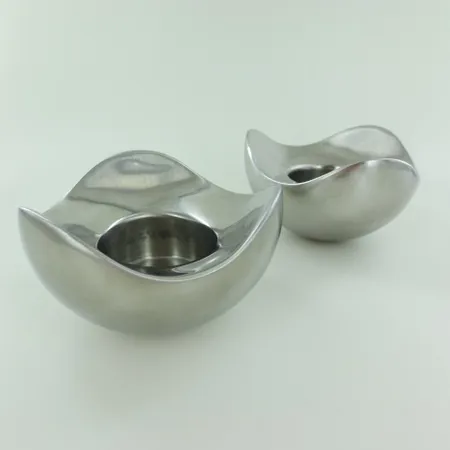 Kaksi Bloom-kynttilälyhtyä, design Georg Jensen Denmark, leveys 85mm, korkeus 50mm, terästä