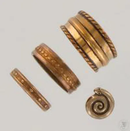 Kolme sormusta ja yksi korvanappi Kalevala Koru, sormusten koot 15-16½, korvanapin korkeus 10mm, pronssia