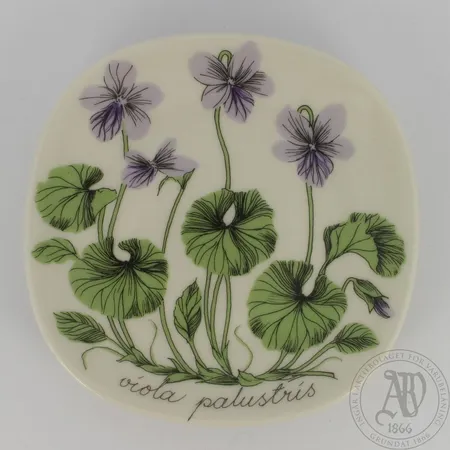 Seinälautanen, Arabia Suo-orvokki, design Esteri Tomula, koko 12x12cm Lähetetään postipakettina.