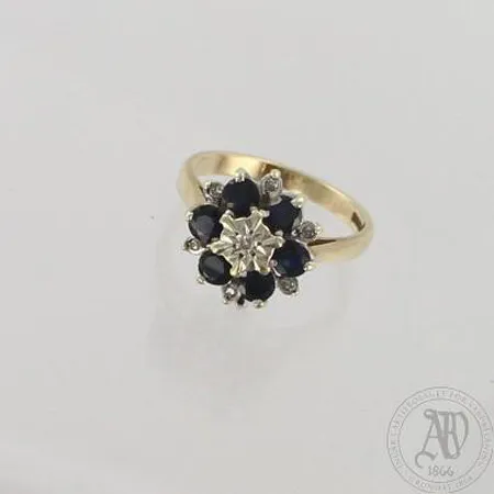 Kivisormus timanteilla 7xn.0.01ct, koko 17¼, 375br kelta- ja valkokulta, paino 3,6g
