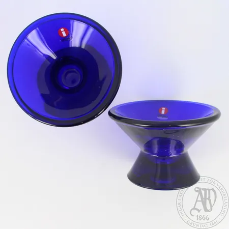 Kaksi kynttilänjalkaa, Iittala, Kartio / cobalt blue, uudenveroisia Lähetetään postipakettina.