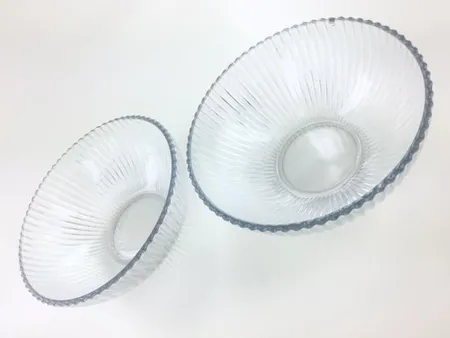 Kaksi jälkiruokakulhoa, korkeus 48mm, Ø 140mm, toisessa reunassa särö, kirkas