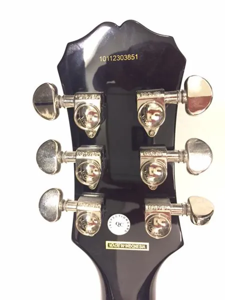 Sähkökitara Epiphone Les Paul Standard, väri Ebony, mahonkirunko ja -kaula, ruusupuuotelauta, 2 Alnico Classic humbuckeria, Grover virittimet, käytön jälkiä, hihna, pehmeä laukku. Ota yhteys konttoriin postimaksun sopimiseksi.