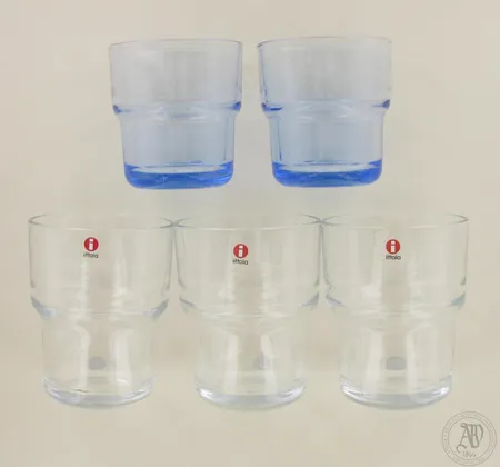 Viisi juomalasia Iittala Ote, design Aleksi Perälä, korkeudet 84 ja 118mm, kaksi sinistä ja kolme kirkasta